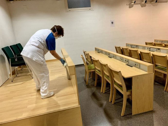 Desinfecció d'una sala de la Diputació de Lleida