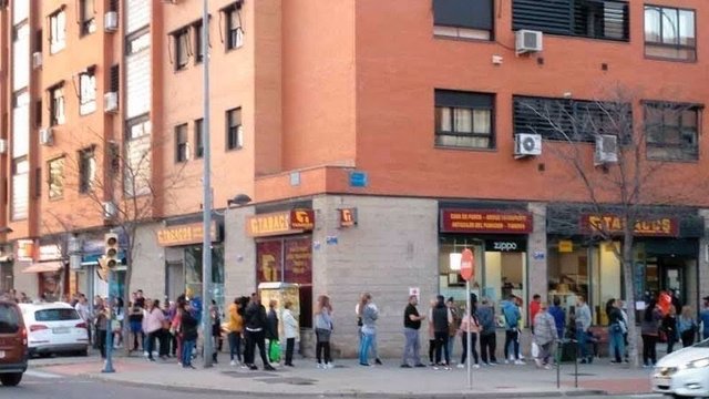 Estanco. Gente haciendo cola en un estanco como consecuencia del estado de alarma provocado por el coronavirus