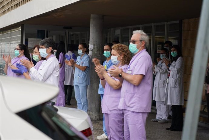 Trabajadores de Osakidetza (servicio vasco de salud)  del Hospital de Galdakao aplauden en recuerdo a la enfermera de 52 años fallecida por Covid-19 donde desarrollaba su labor profesional en la sexta planta. El aplauso, acompañado también de 5 minutos 