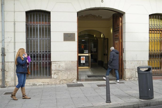 Imagen de archivo del servicio de Gestión de Ingresos del Ayuntamiento de Valladolid, en la plaza de Santa Ana.