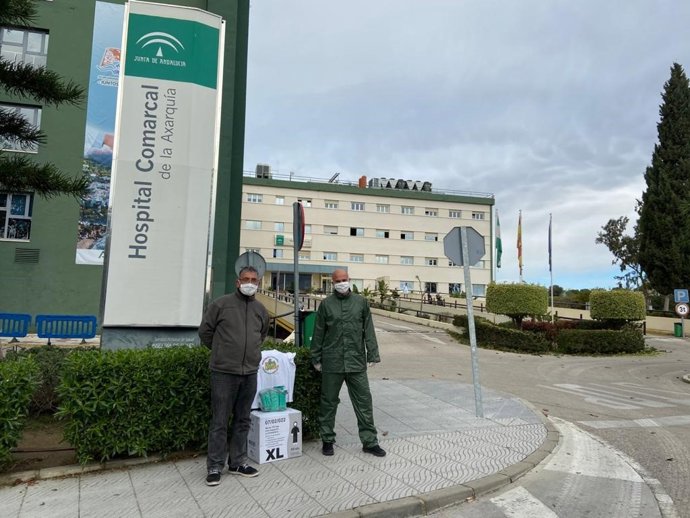 Entrega de mascarillas y monos de protección al Hospital comarcal de la Axarquía