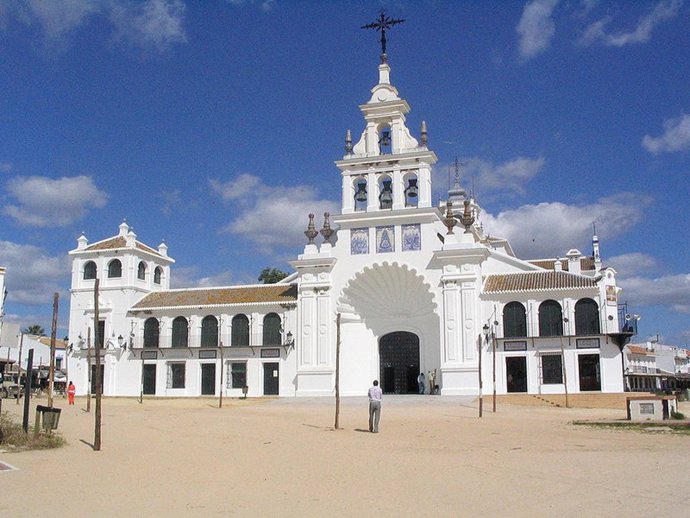 Fachada de la Ermita de El Rocío, en Almonte (Huelva)