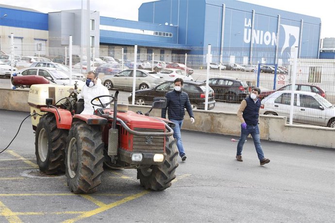 Uno de los tractores que han participado en la desinfección del municipio de El Ejido