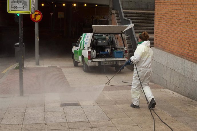 Trabajadores de la limpieza limpian a fondo las calles de la capital 