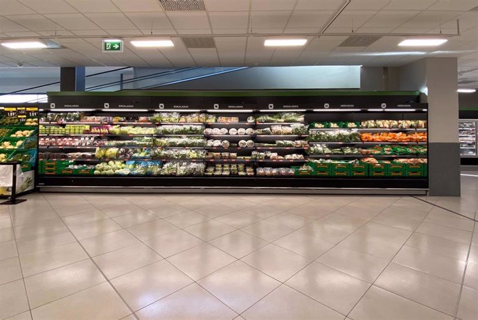 Sección de frutas y verduras en un supermercado