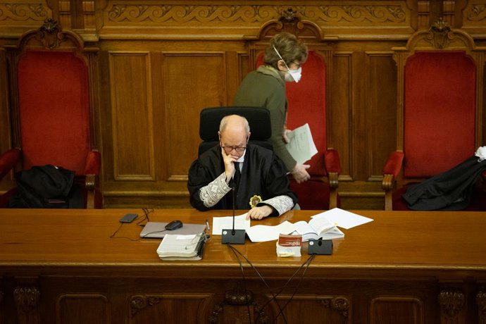 El magistrat president, Enrique Rovira, en la lectura del veredicte del crim de la Gurdia Urbana en l'Audincia de Barcelona, en el qual s'ha declarat culpables a Rosa Peral i Albert López, a Barcelona/Catalunya (Espanya) a 23 de mar de 2020.