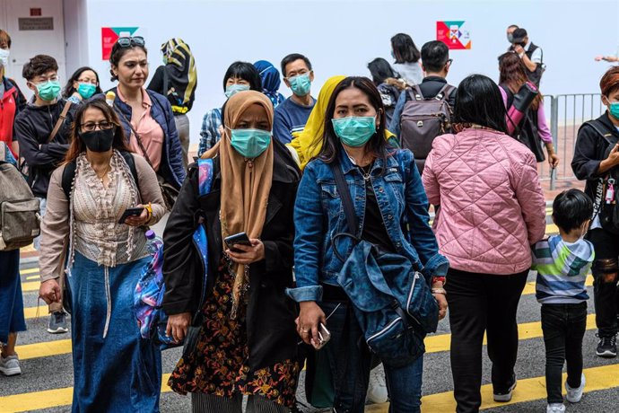 Un grupo de personas con mascarillas en Hong Kong. 
