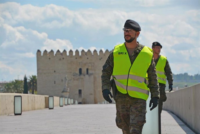 Patrula de efectivos de la BRI X por el Puente Romano de Córdoba, en la Operación Balmis contra el Covid-19.