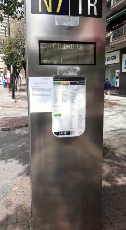 Imagen de la campaña #quedateencasa" en marquesinas de autobús de Zaragoza