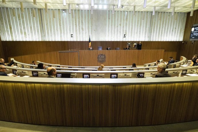 La sessió del Consell General s'ha celebrat amb la meitat dels consellers i mantenint les recomanacions sanitries de distncia entre persones