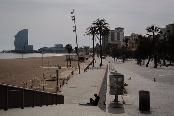Playa de la Barceloneta vacía durante el tercer día laborable del estado de alarma por coronavirus, en Barcelona/Catalunya (España) a 18 de marzo de 2020.