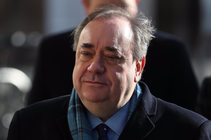 R.Unido.- El exmandatario escocés Alex Salmond, absuelto de delitos sexuales