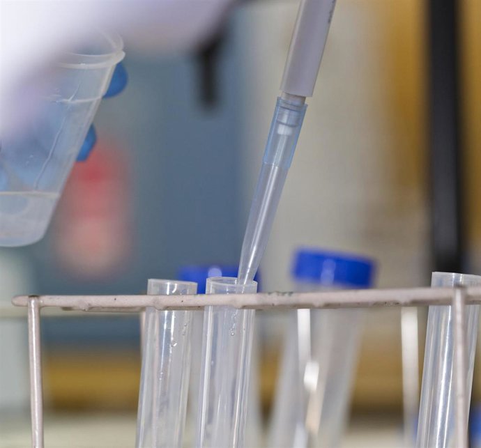 Un técnico de la UA trabajando.