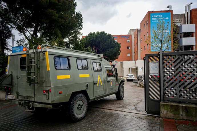 Un camió de l'Exrcit al Centro Residencial Carabanchel - Sanitas Mayores, Madrid (Espanya), 23 de mar del 2020.