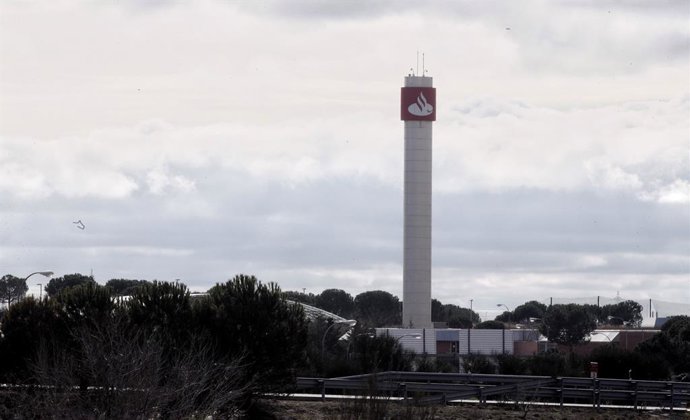 Logo del Banco Santander en lo alto de una construcción en la entrada a la Ciudad Financiera del Grupo Santander cerca de la localidad madrileña de Boadilla del Monte.