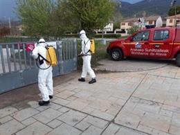 Los Bomberos de Álava realizan labores de desinfección en los accesos y exteriores de residencias forales