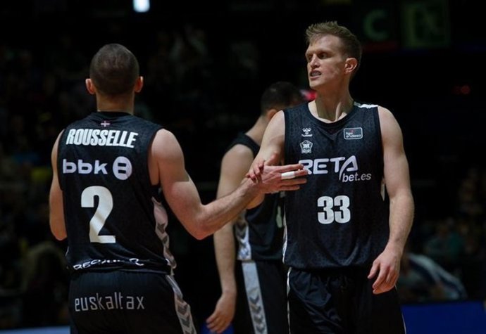 Tyler Haws junto a Rousselle en un partido del RETAbet Bilbao Basket