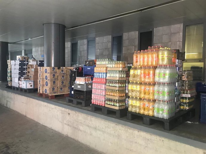 Cajas recogidas en el primer día de la campaña puesta en marcha por la Asociación de Hosteleros de León para donar bebidas al Hospital de León.