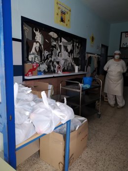 Reparto de comidas del programa de la Junta de Andalucía para menroes en riesgo de exclusión.