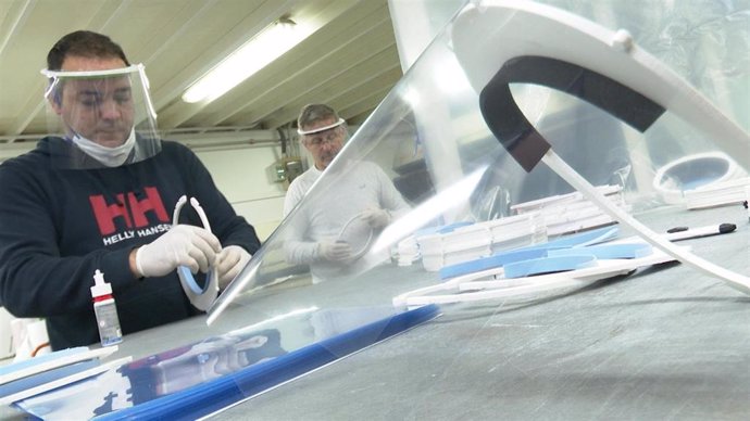 La empresa valenciana Talleres Xúquer, especializada en la producción de artículos realizados con fibra de vidrio, han cambiado estos días su actividad económica para fabricar protecciones faciales para sanitarios.