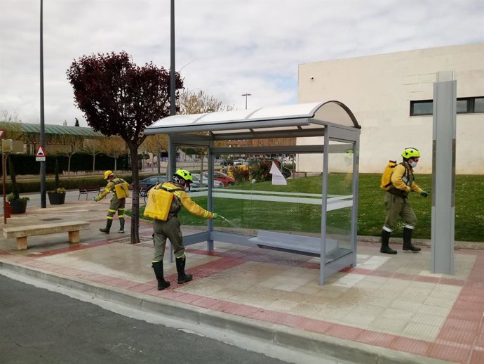 Bomberos forestales y retenes del gobierno desinfectan zonas de Villamediana de Iregua