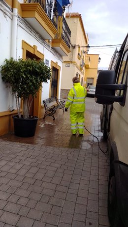 Un operario en labores de desinfección