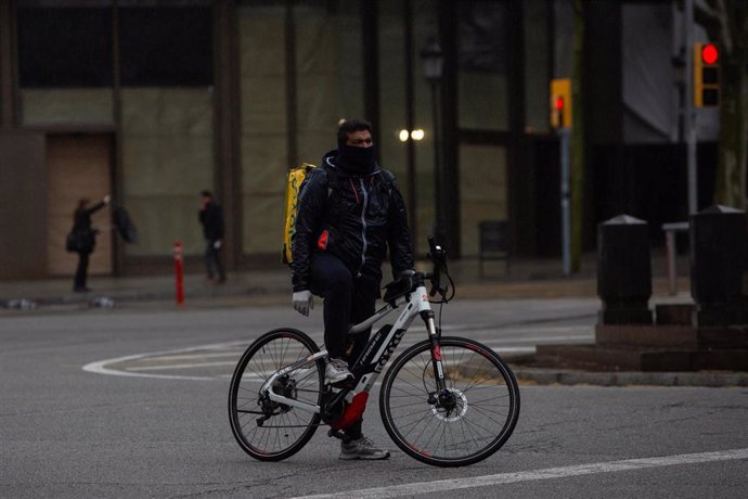 Una persona monta en bicicleta durante el segundo día laborable del estado de alarma por el coronavirus, en Barcelona (España), a 17 de marzo de 2020.