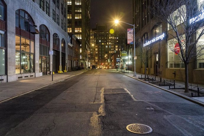 Una calle desierta de Nueva York durante la crisis del coronavirus.  