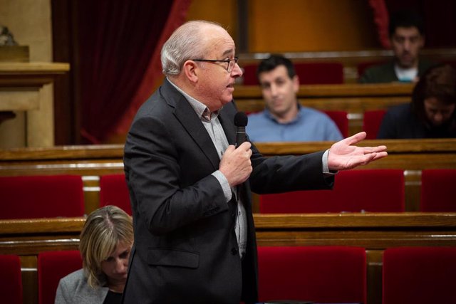 El conseller de Educación de la Generalitat, Josep Bargalló, interviene desde su escaño, durante una sesión plenaria en el Parlament de Cataluña, en Barcelona (Catalunya, España), a 12 de febrero de 2020.