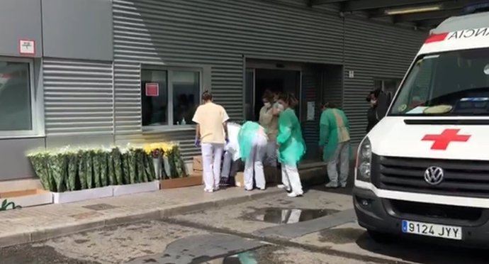 Una floristería regala cientos de ramos al Hospital del Henares, centros de mayores y policías de la zona