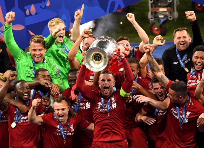 Fútbol.- La UEFA pospone las finales de la Champions y la Europa League