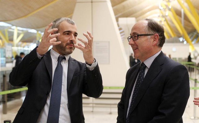 (I-D) El Presidente y Consejero delegado de Aena, Maurici Lucena, y el Presidente de Iberia, Luis Gallego, durante la presentación de la prueba de reconocimiento facial en el proceso de embarque en la Terminal T4 del Aeropuerto Madrid-Barajas