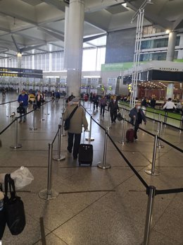 Pasajeros en la T3 del aeropuerto de Málaga este domingo 22 de marzo, días antes de cerrar las instalaciones para centrar la operativa en la t2