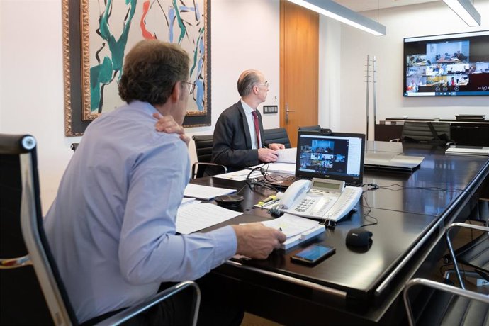Feijóo y el conselleiro de Sanidade en una reunión del comité de gestión de la crisis del coronavirus