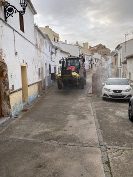 Un tractor desinfecta en zonas del municipio de Cañete La Real (Málaga) para contener la pandemia del Covid.19