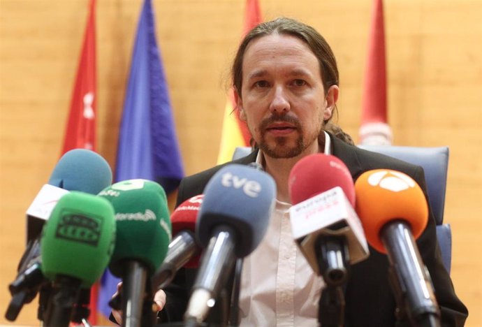 El vicepresidente segundo del Gobierno y ministro de Derechos Sociales y Agenda 2030 de España, Pablo Iglesias, minutos antes de intervenir en el acto 'Reaccionarismo y fascismo en el siglo XXI' en el Salón de actos de la Facultad de Ciencias Políticas 