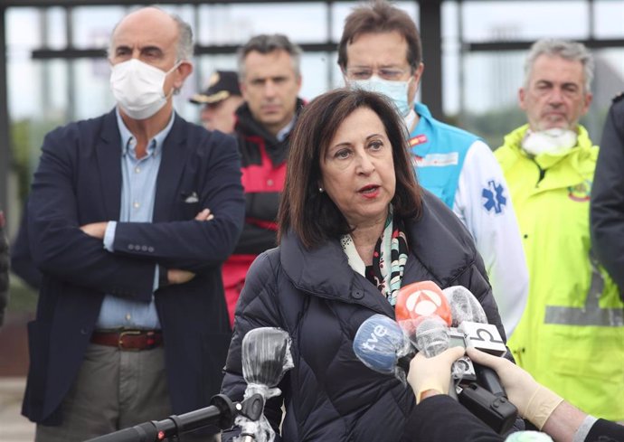 La ministra de Defensa, Margarita Robles, responde a los medios a su llegada a IFEMA.