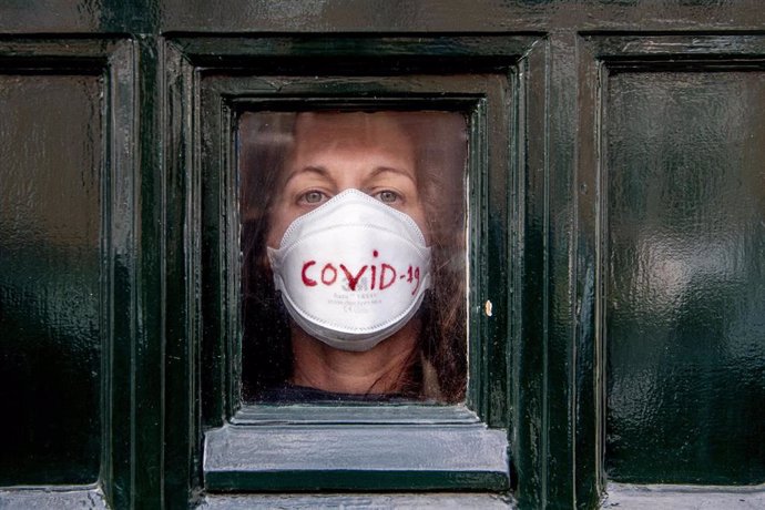 Mujer con mascarilla por el coronavirus en La Haya