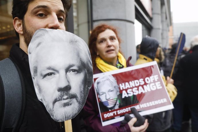 Manifestantes a favor del fundador de Wikileaks, Julian Assange. 