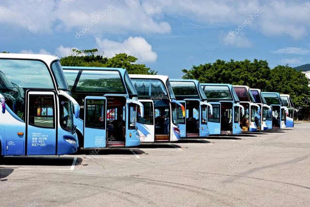 Imagen de archivo de una hilera de autobuses escolares estacionados.