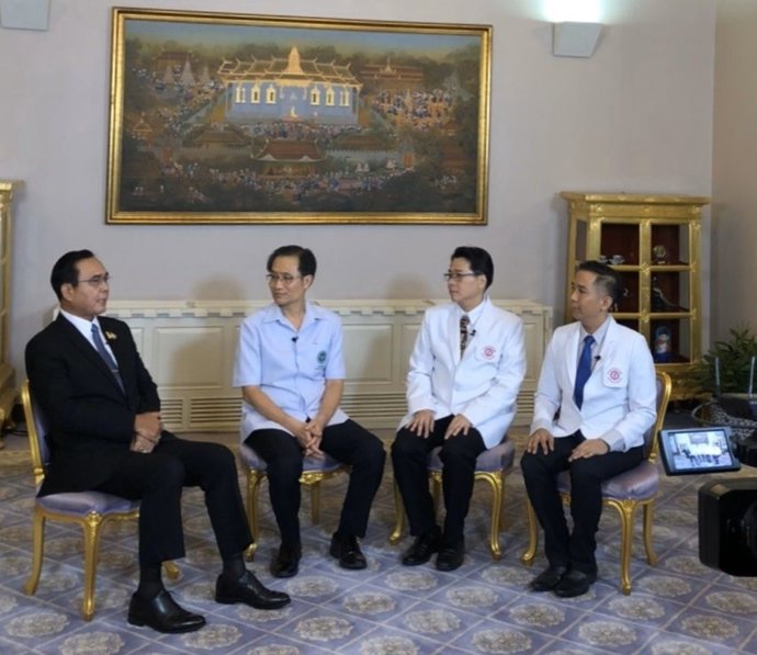 El general Prayuth Chan se reúne con tres médicos tailandeses