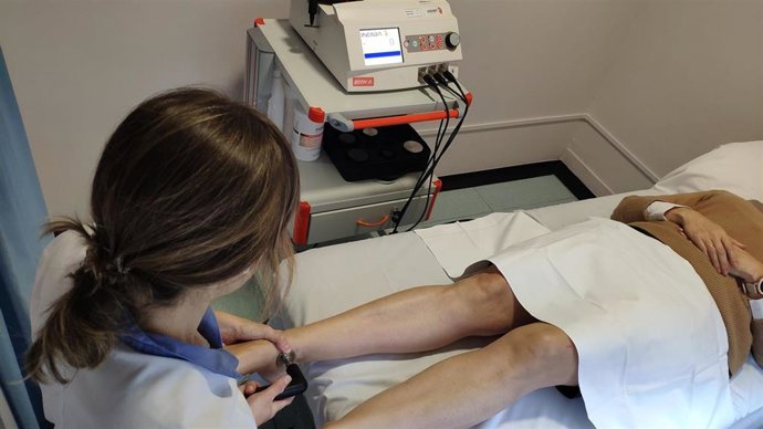 Una fisioterapeuta, en una imagen de archivo