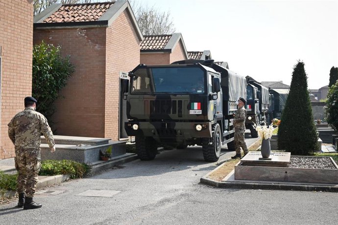 Convoys del Ejército italiano en un cementerio