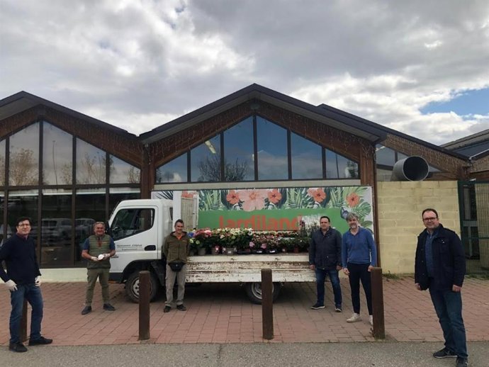Responsables de Jardiland con el alcalde de Alpicat Joan Gilart y el primer teniente de alcalde, Antonio Tornos