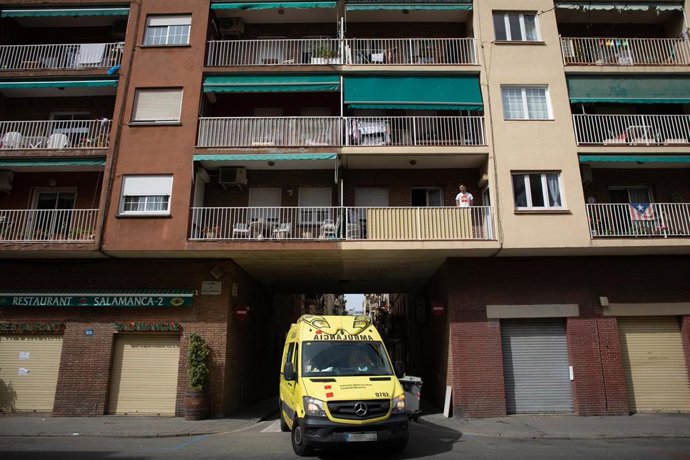 Una ambulancia durante el tercer día laborable del estado de alarma por coronavirus, en Barcelona/Catalunya (España) a 18 de marzo de 2020.