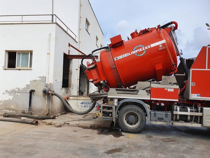 Un camión descargando el contenido de una fosa séptica en la EDAR de Can Bossa.