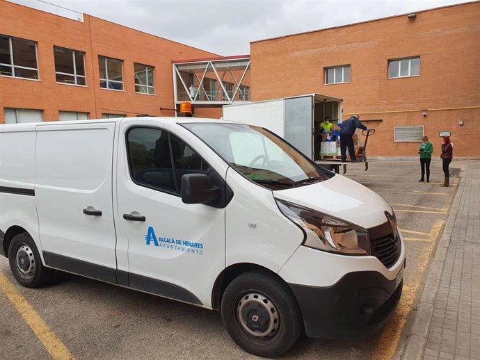 Entrega de mascarillas donadas por la comunidad china al Hospital de Alcalá de Henares.