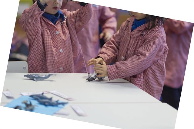 Niños jugando en un aula