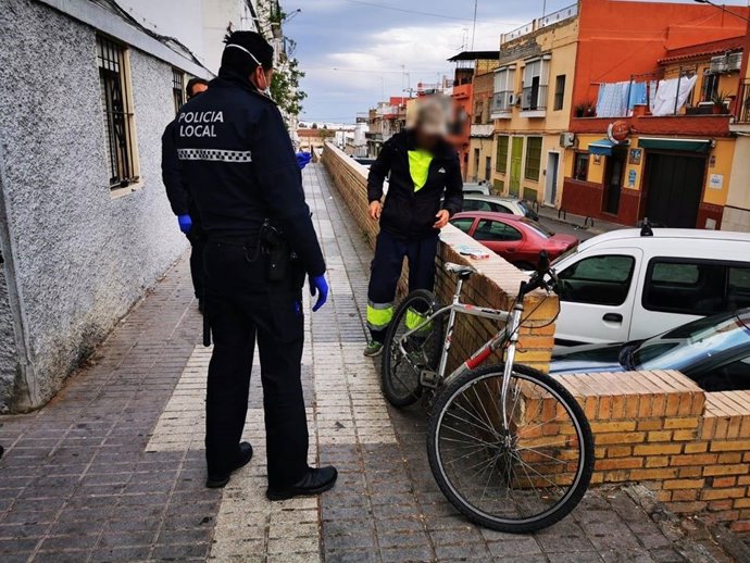 Un agente de la Policía Local de San Juan realizando labores de control