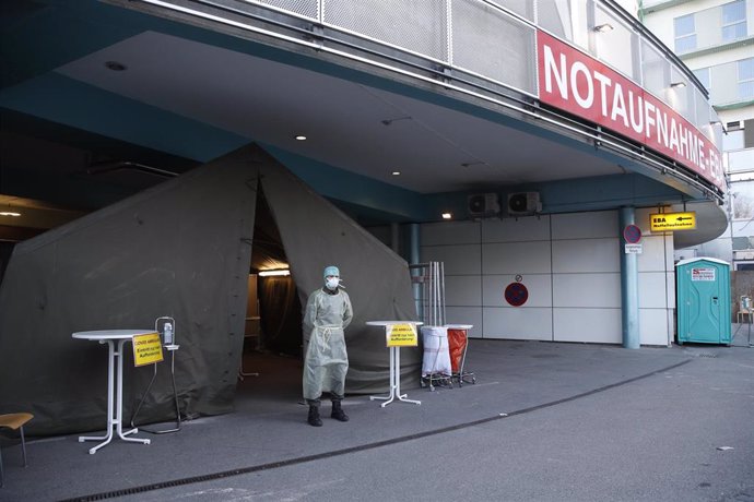 Un militar con traje de protección en el acceso de un hospital en la ciudad austriaca de Graz